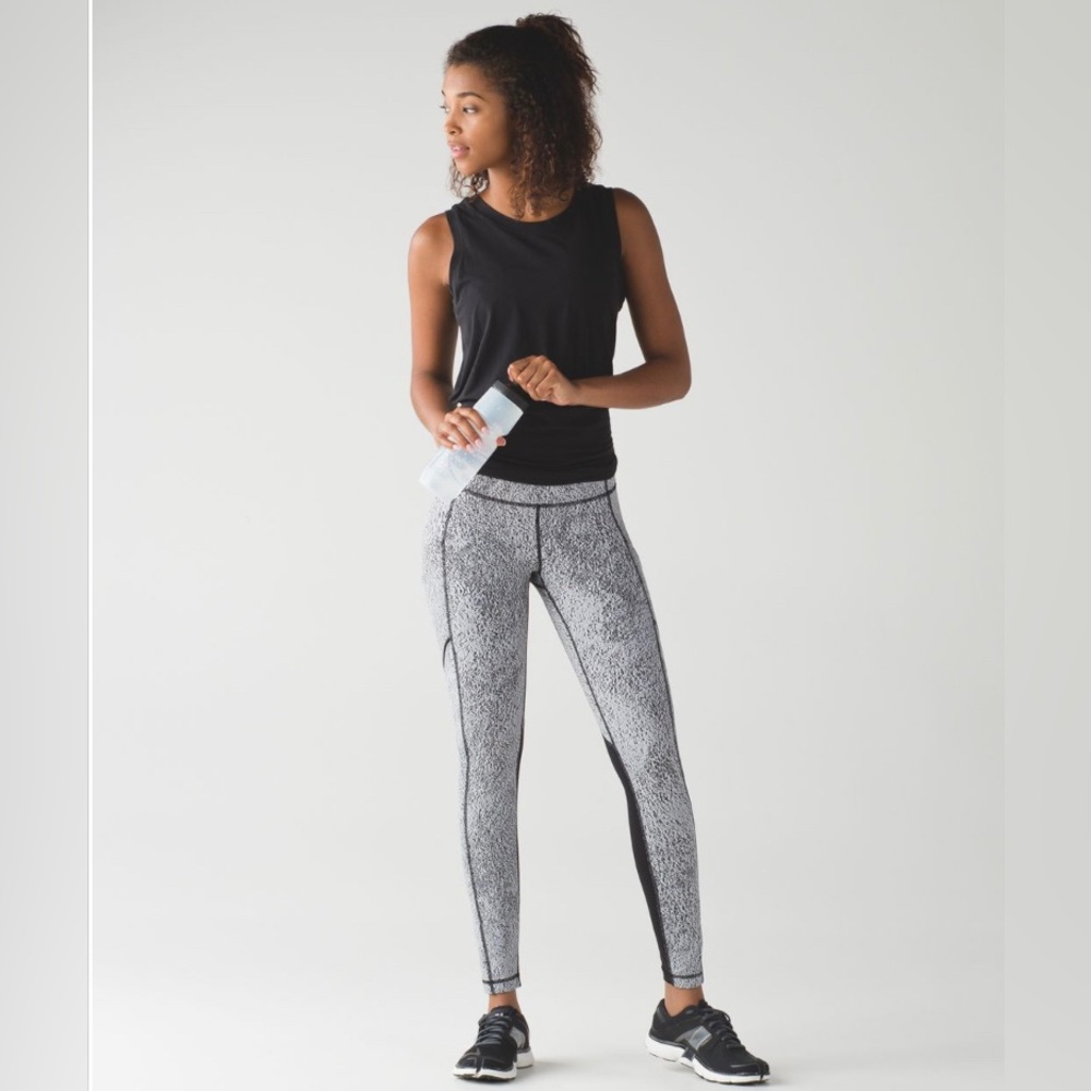 Lululemon Speed Tight V Power Luxtreme Spray Jacquard White Black Size 4
